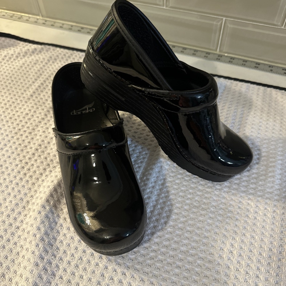Dansko Professional Clogs Size  7.5-8 (38) Black Patent Leather Support Nursing